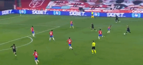 乔治娜晒在卡塔尔海边照片，蓝色紧身连衣裙尽显曼妙身姿